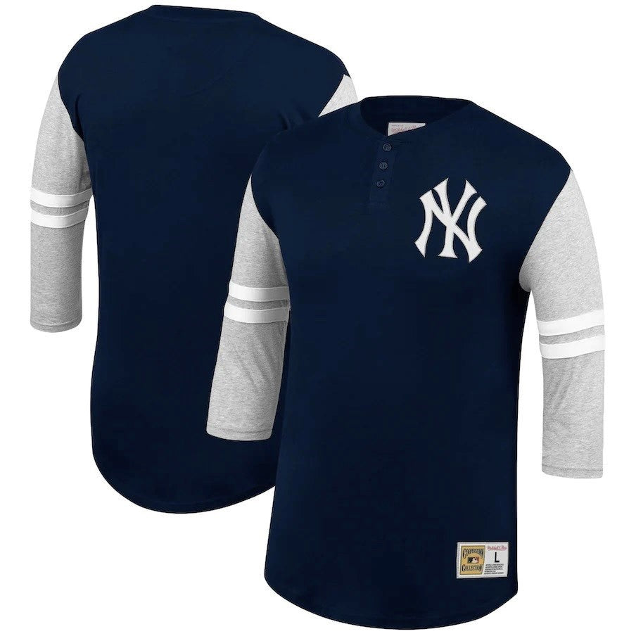 Men's Mitchell & Ness MLB New York Yankees Statue of Liberty Skyline  Graphic T-Shirt