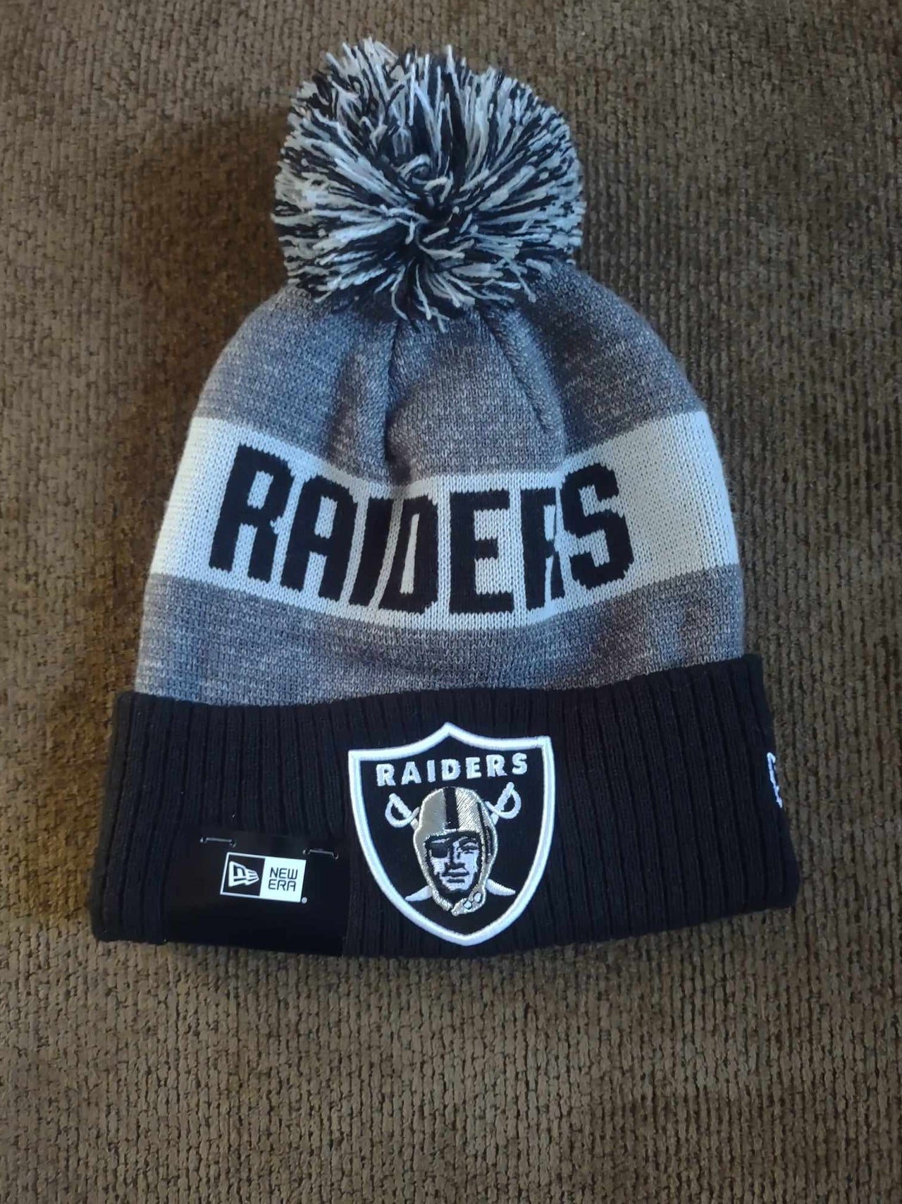 Las Vegas Raiders Charcoal Knit New Era Winter Pom Hat