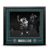 Jeremiah Trotter, Sr. Blackout Philadelphia Eagles Autographed 16" x 20" Framed Football Photo - Dynasty Sports & Framing 