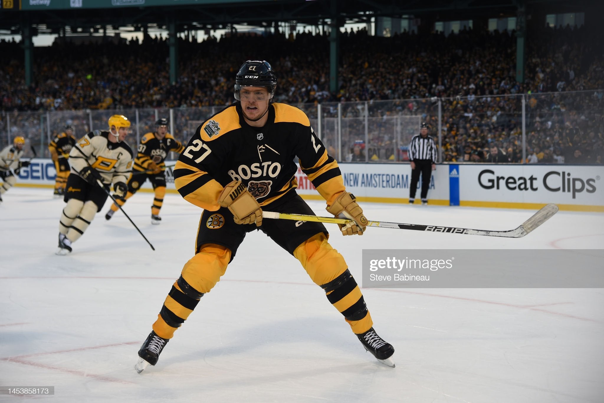 Hampus Lindholm 2023 Fenway Park Skate Winter Classic Boston Bruins Photo - Dynasty Sports & Framing 