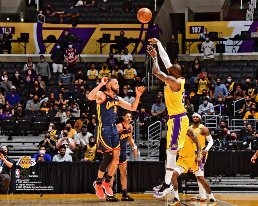 LeBron James v. Steph Curry Game-Winning Shot 2021 Play-In Tournament 8" x 10" Basketball Photo - Dynasty Sports & Framing