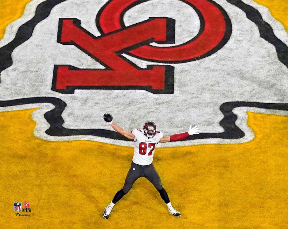 Rob Gronkowski Super Bowl LV End Zone Celebration Tampa Bay Buccaneers 8" x 10" Football Photo - Dynasty Sports & Framing 