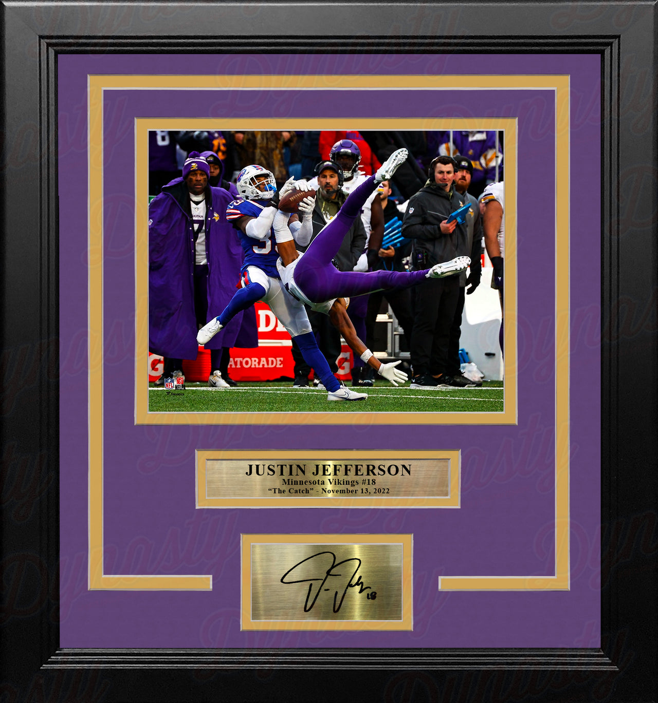 Justin Jefferson One-Handed Catch Minnesota Vikings 8"x10 Framed Photo with Engraved Autograph - Dynasty Sports & Framing 