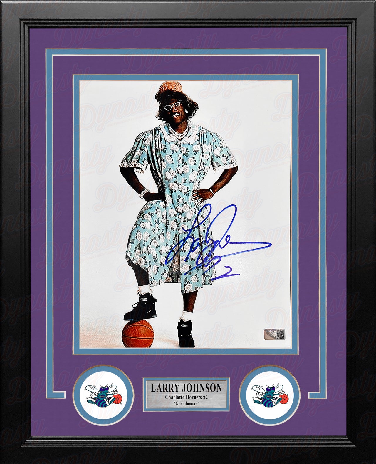 Larry Johnson Grandmama Charlotte Hornets Autographed 8" x 10" Framed Basketball Photo - Dynasty Sports & Framing 
