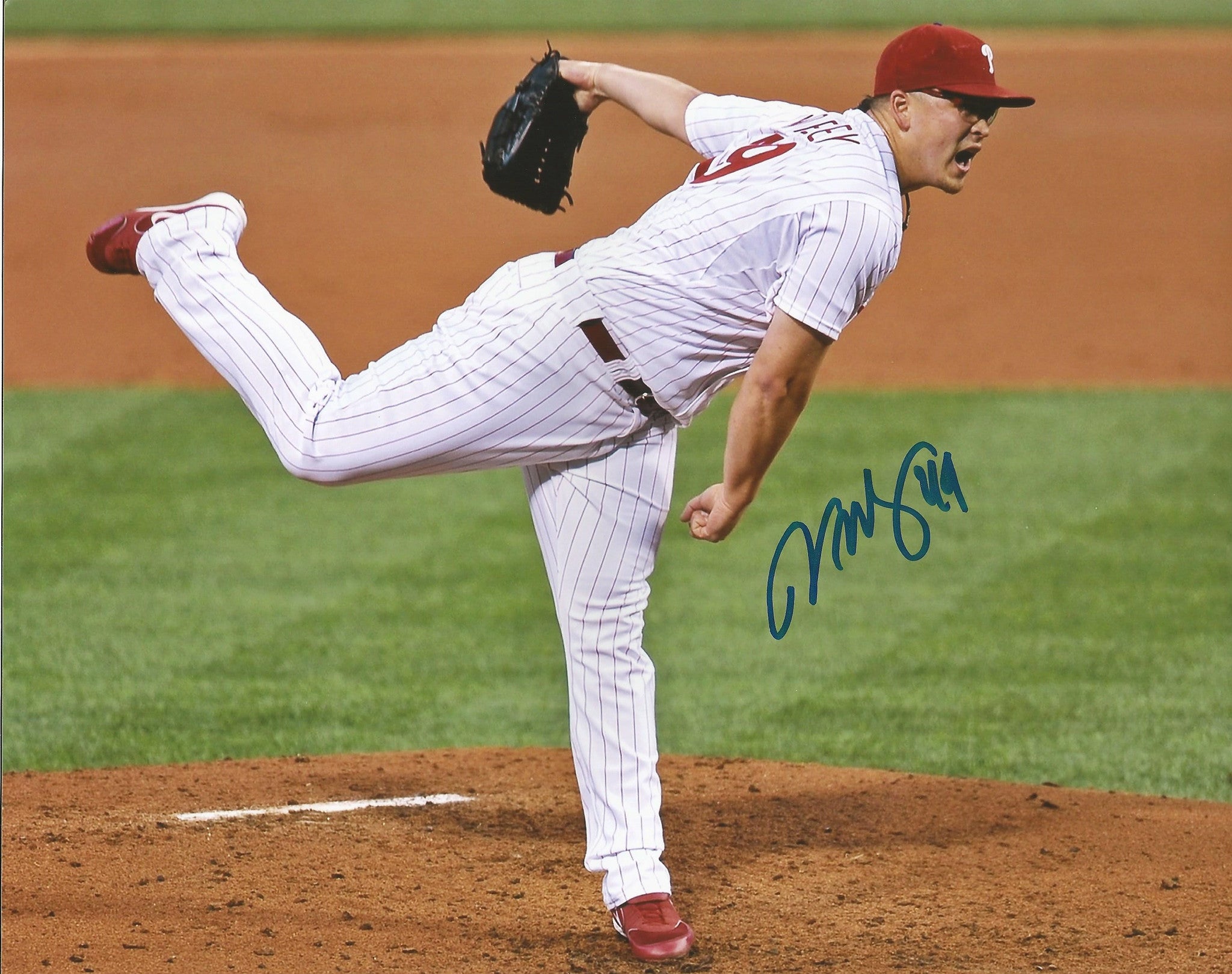 Vance Worley Throw Autographed Philadelphia Phillies Baseball Photo - Dynasty Sports & Framing 